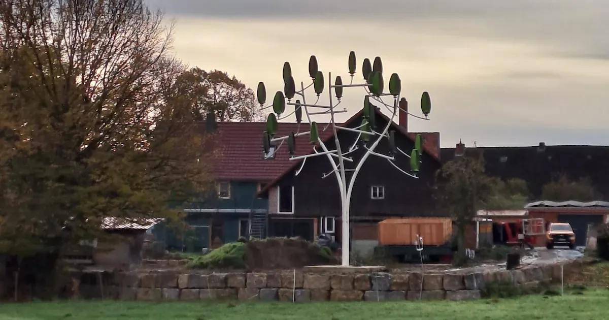 Windkraft im eigenen Garten: Hausbesitzer installiert 10-Meter-Metallbaum